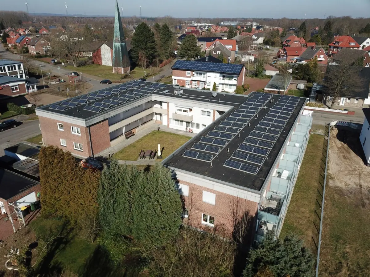 Dach mit Solarpanelen
