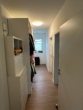 Heller Flur mit Stauraum - Zweitbezug! Stylische 3-Zimmer-Wohnung mit Einbauküche in Neuenkirchen-Vörden.