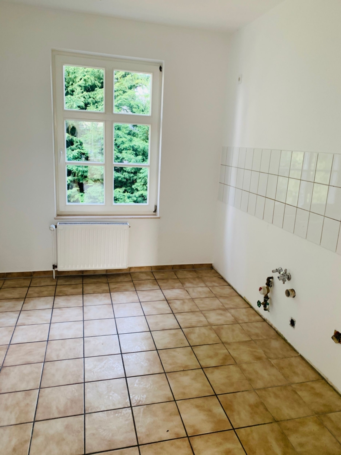 Leere Küche mit Fenster