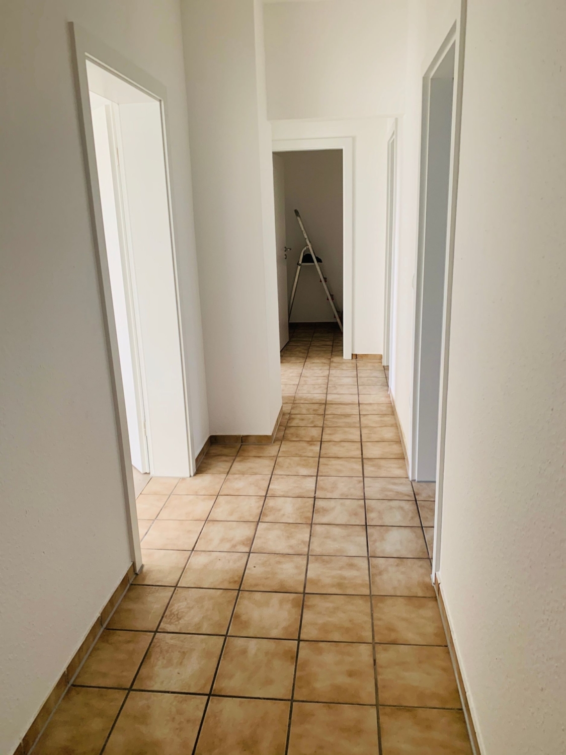 Heller Flur mit Fliesenboden