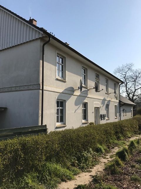 Haus mit Satellitenschüsseln