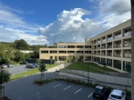 Hausansicht rechte Seite - *ZWEITBEZUG* – Exklusive 4-Zimmer-Wohnung mit Wintergarten im Hasecampus!