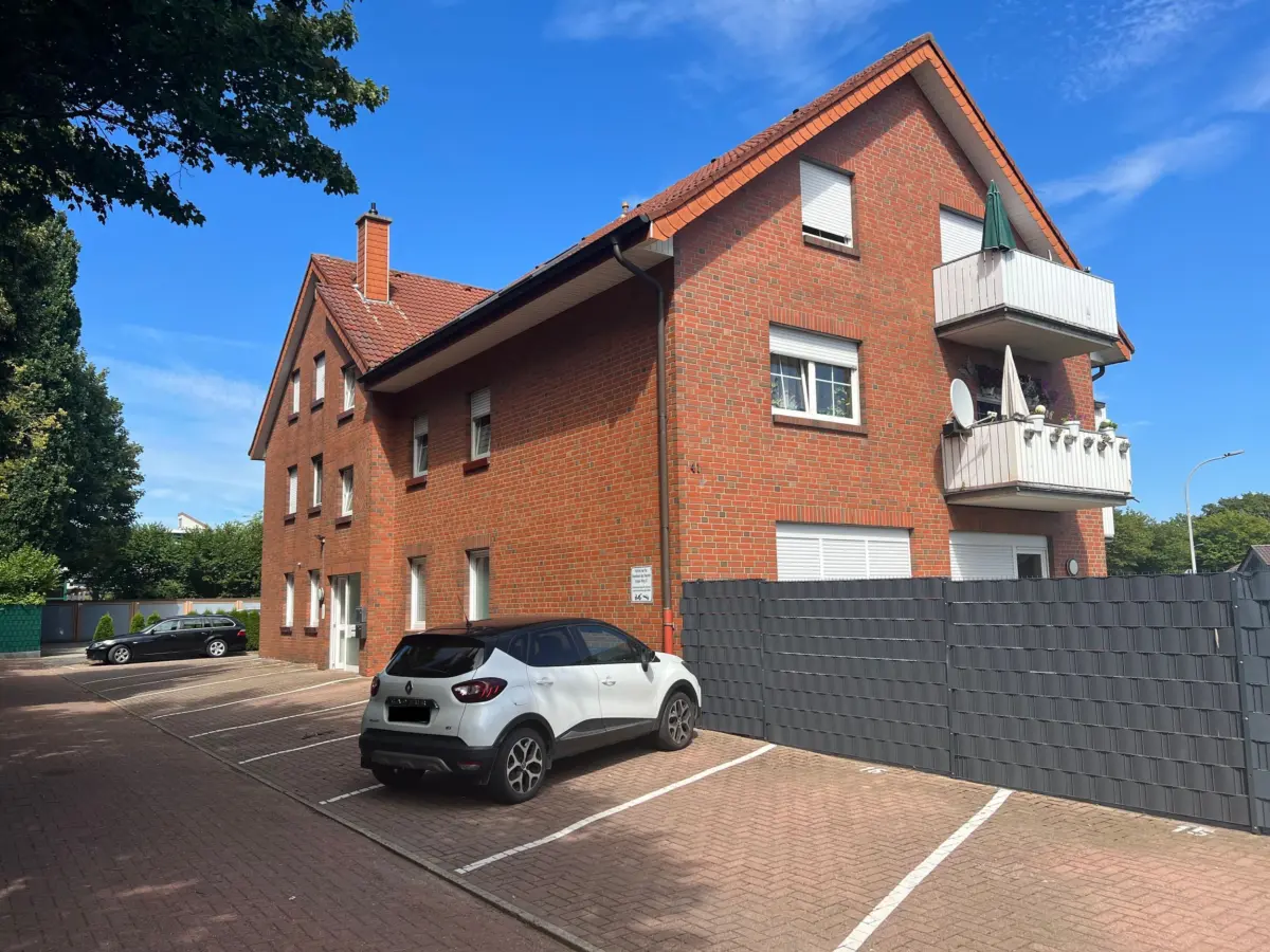Backsteinwohnhaus mit Balkon