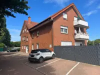 Backsteinwohnhaus mit Balkon