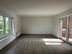 Helles Wohnzimmer mit Balkon - Frisch renovierte 2-Zimmer Wohnung! Wohnen in zentraler Lage von Bersenbrück