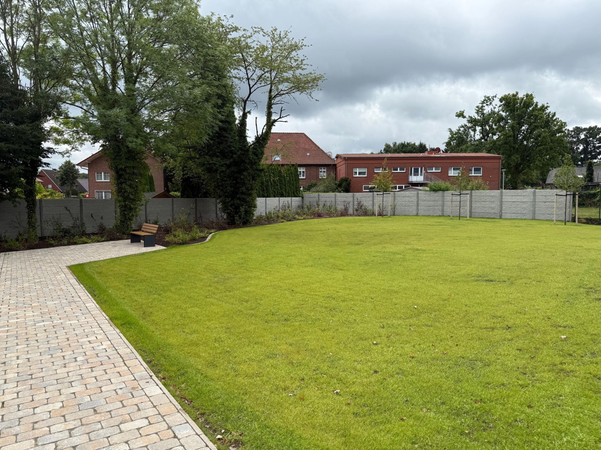 Großer Garten mit Rasenfläche