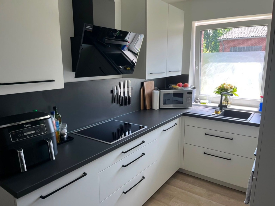Moderne Küche mit Geräten