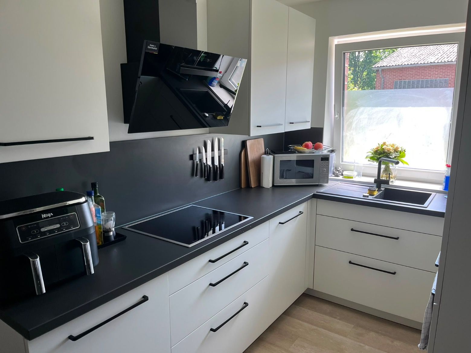 Moderne Küche mit Geräten