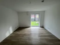 Helles Wohnzimmer mit Gartenblick