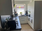 Moderne Küche mit Fenster