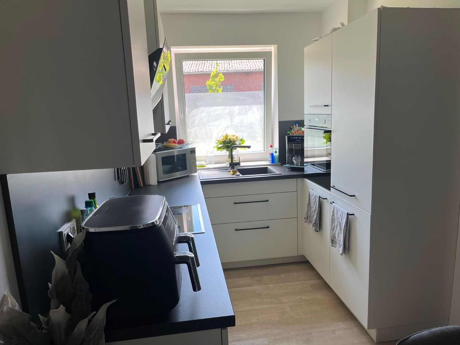 Moderne Küche mit Fenster