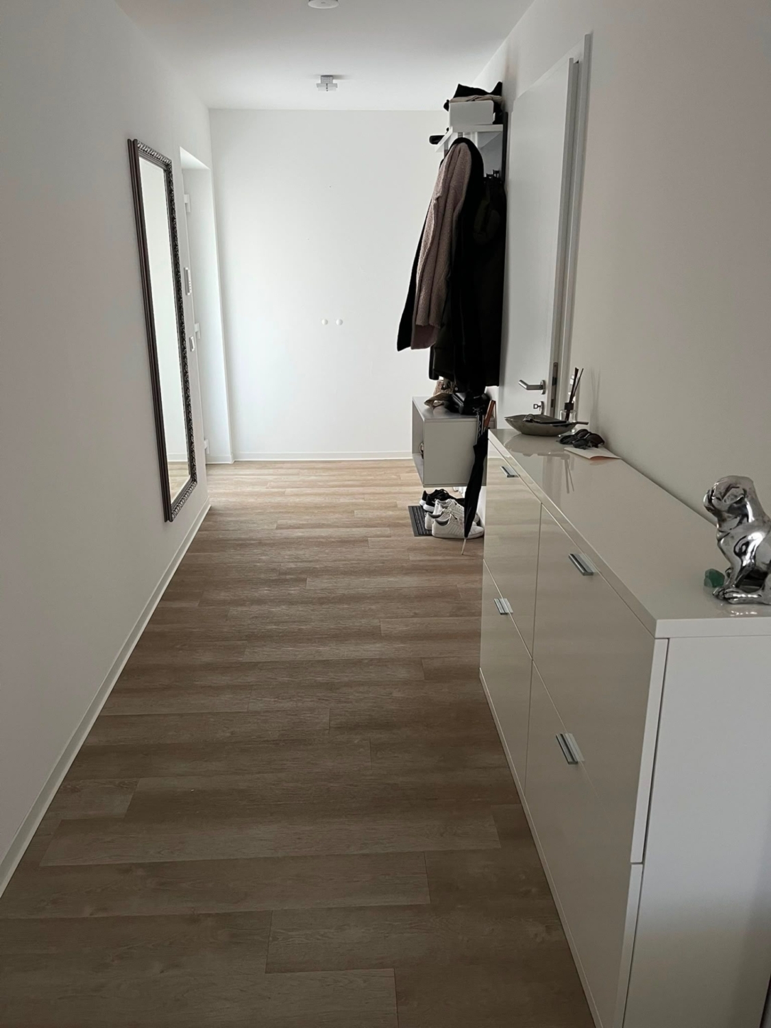 Moderner Flur mit Stauraum
