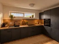 Moderne Wohnküche mit Licht