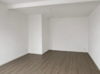 Leerer Raum mit Holzboden