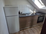 Kompakte Küche mit Dachfenster