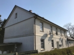 Hausansicht mit Satellitenschüsseln