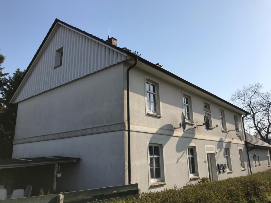 Hausansicht mit Satellitenschüsseln