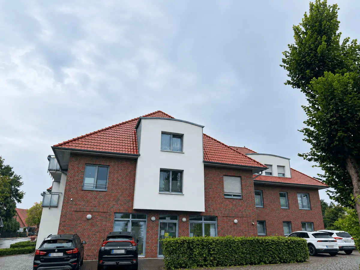 Wohnhaus mit rotem Dach