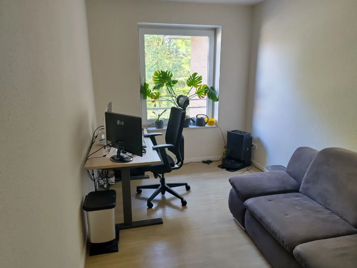 Arbeitszimmer mit Sofa