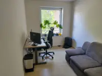 Arbeitszimmer mit Sofa