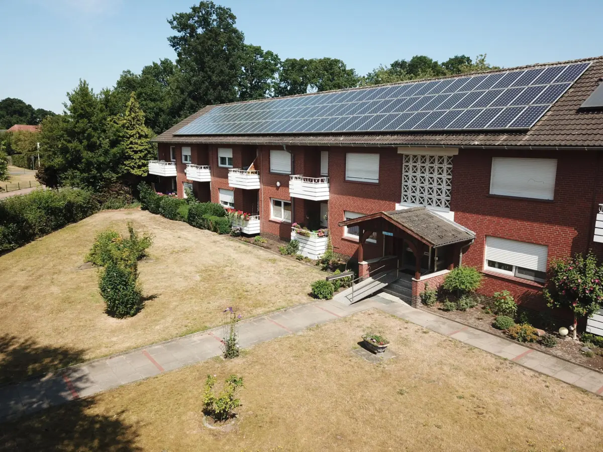 Wohngebäude mit Solarpanelen