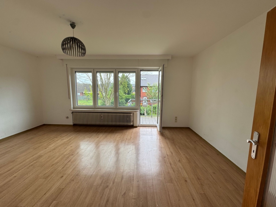 Wohnzimmer mit Balkonzugang