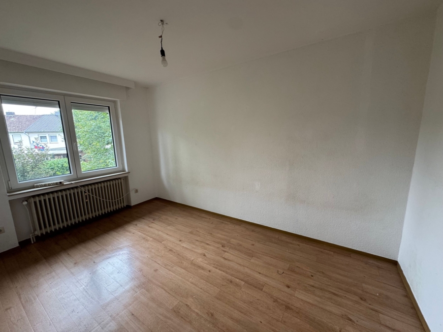 Leeres Zimmer mit Fenster