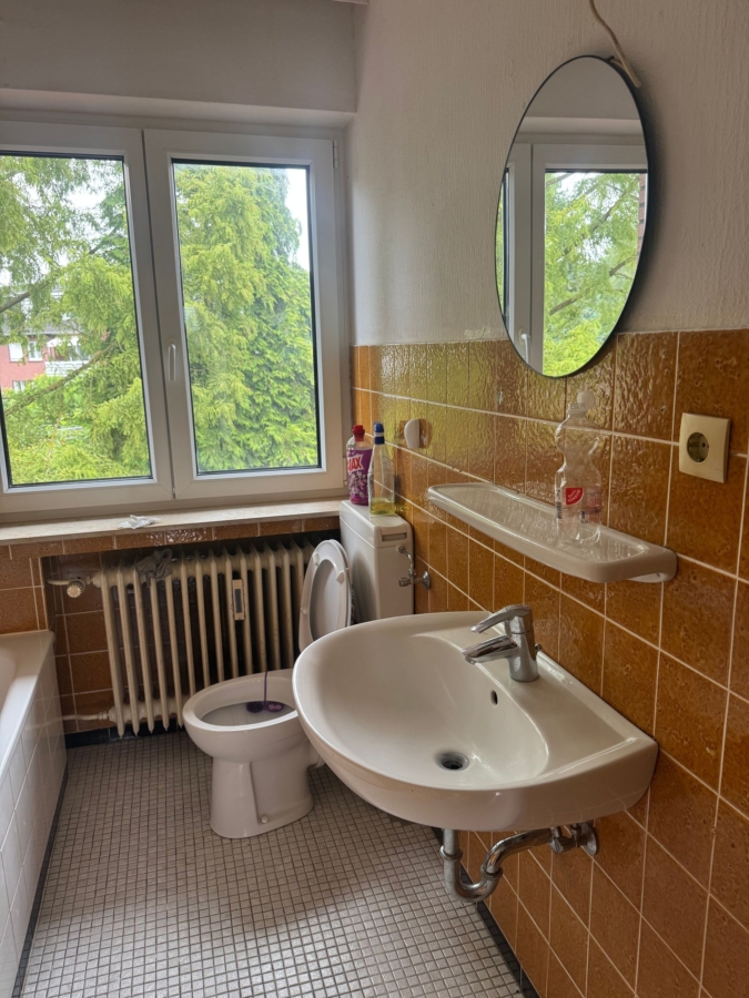 Helles Badezimmer mit Fenster