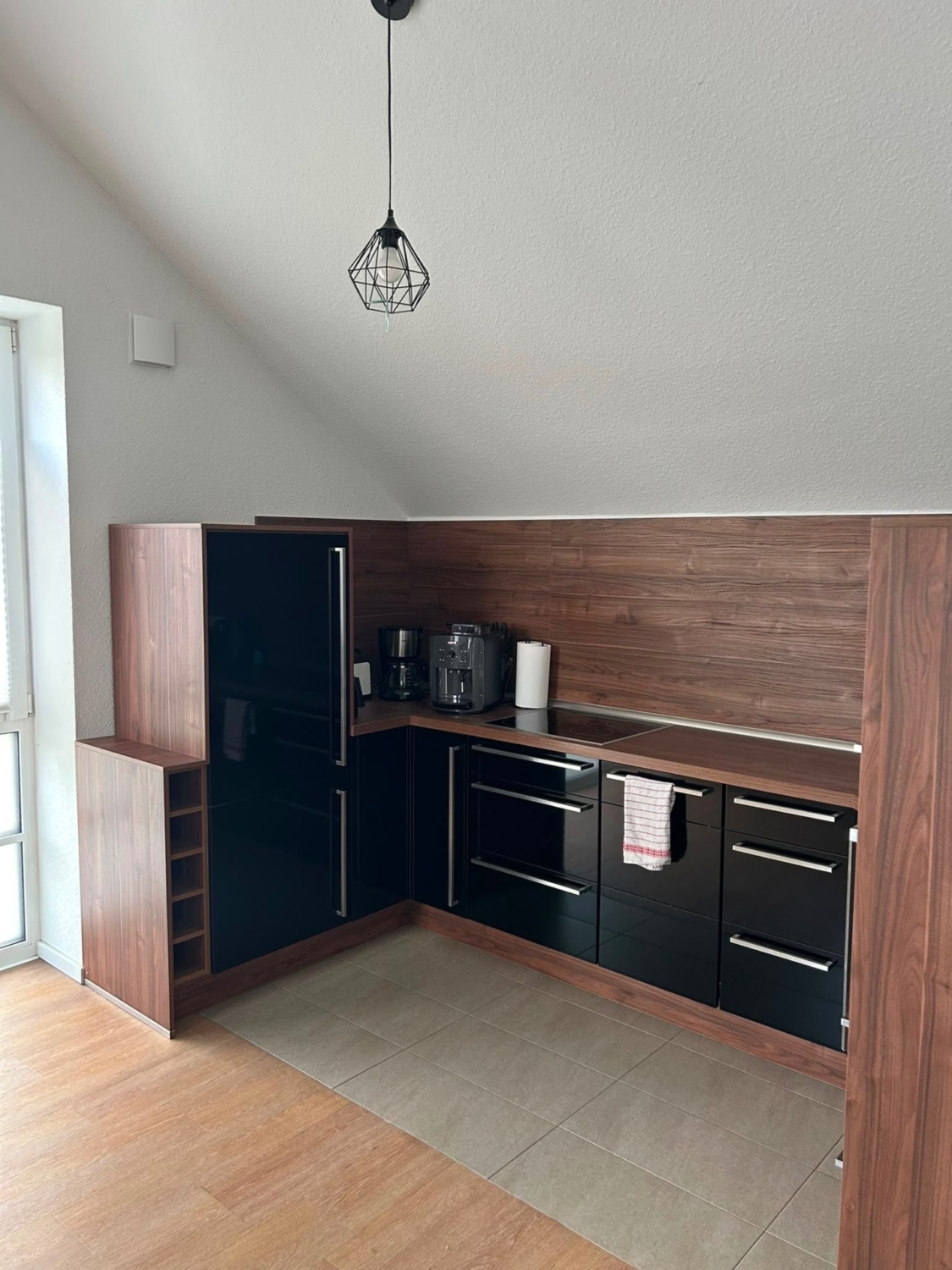 Moderne Küche mit Geräten