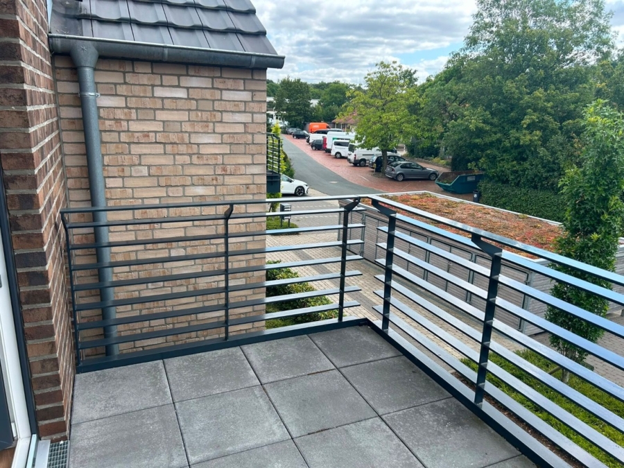 Balkon mit Straßenblick