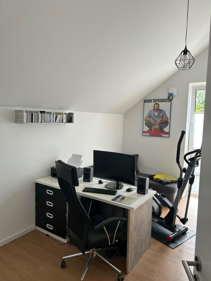 Helles Arbeitszimmer