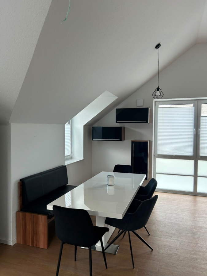 Moderner Essbereich mit Balkon