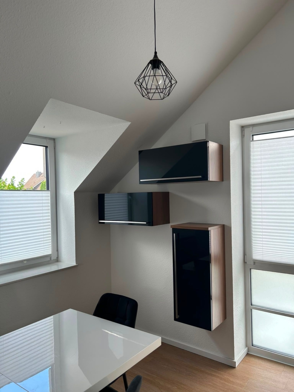 Moderne Küche mit Dachfenster