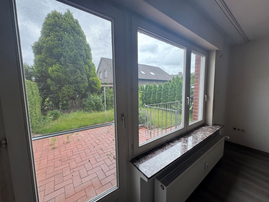 Wohnzimmer mit Gartenblick