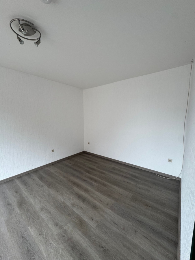 Leerer Raum mit Laminatboden