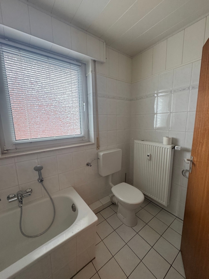 Helles Badezimmer mit Fenster