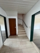 Heller Flur mit Treppe
