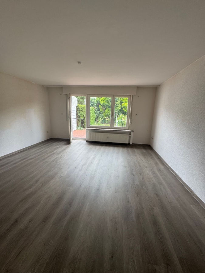 Helles Wohnzimmer mit Gartenblick