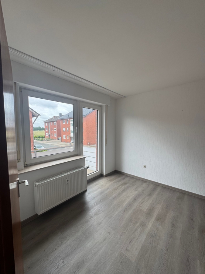 Helles Schlafzimmer mit Balkon