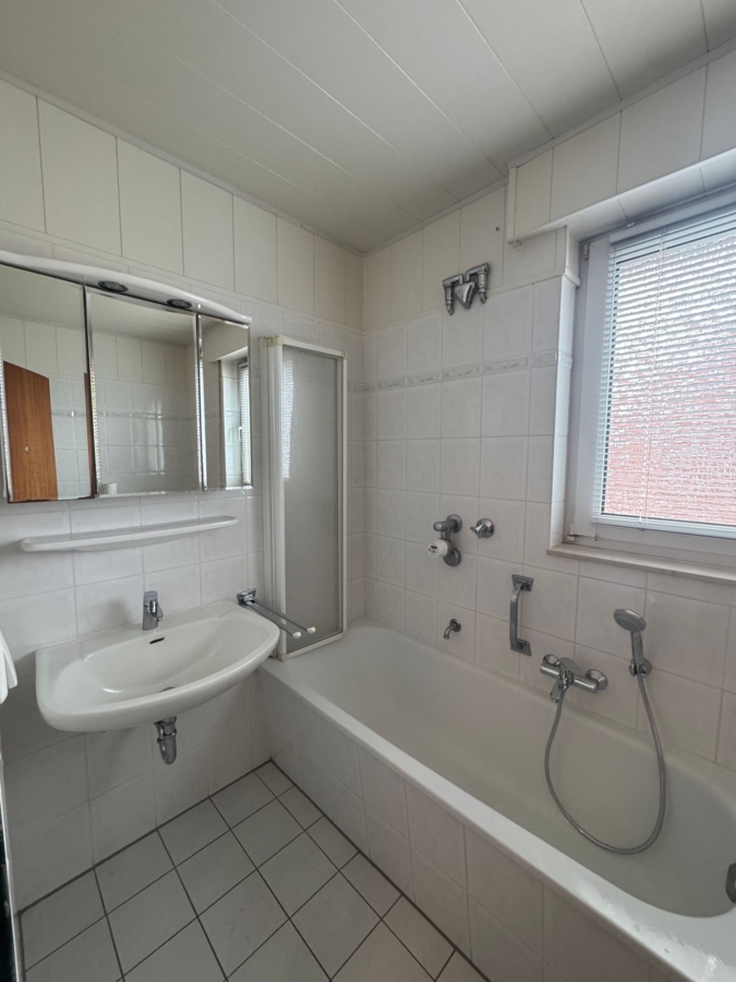 Helles Badezimmer mit Wanne