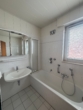 Helles Badezimmer mit Wanne