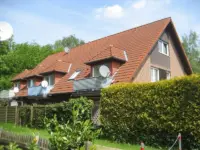 Reihenhaus mit Sat-Schüsseln