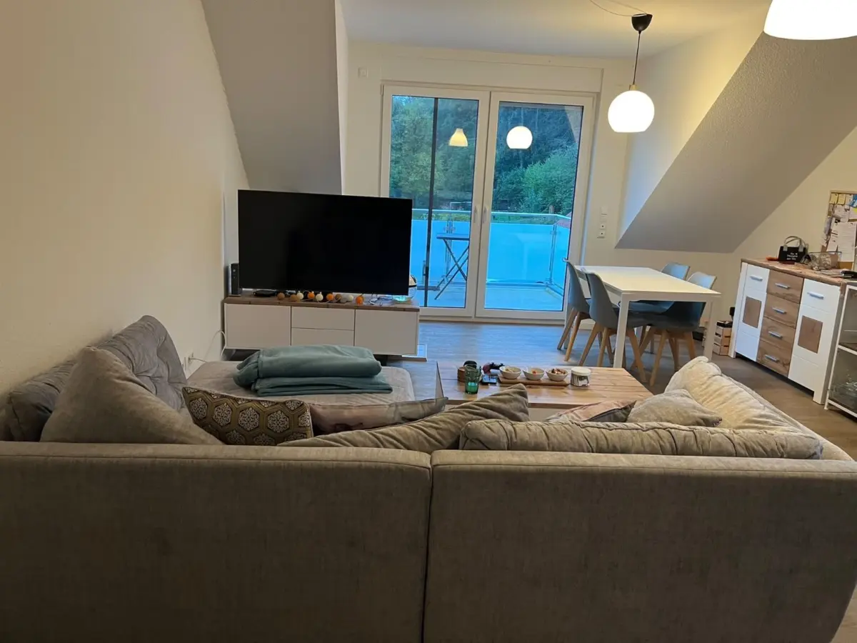 Moderne Wohnung mit Balkon