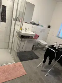 Modernes Badezimmer mit Dusche