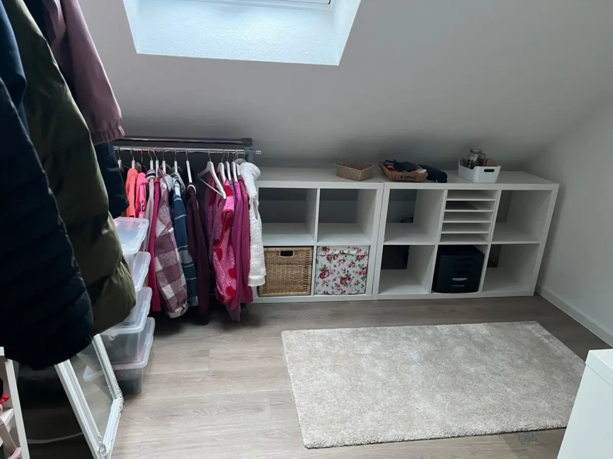 Moderner Stauraum im Dachgeschoss