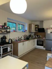 Moderne Wohnküche mit Geräten