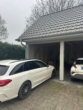 Moderner Carport mit Autos - Moderne 3-Zimmer-Wohnung in Bersenbrück – Jetzt mieten!