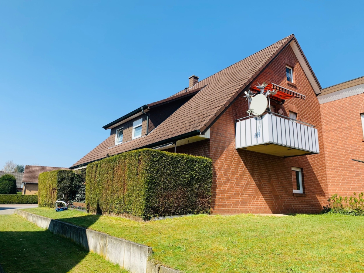 Rotes Ziegelhaus mit Balkon