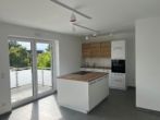 Moderne Wohnküche mit Balkon