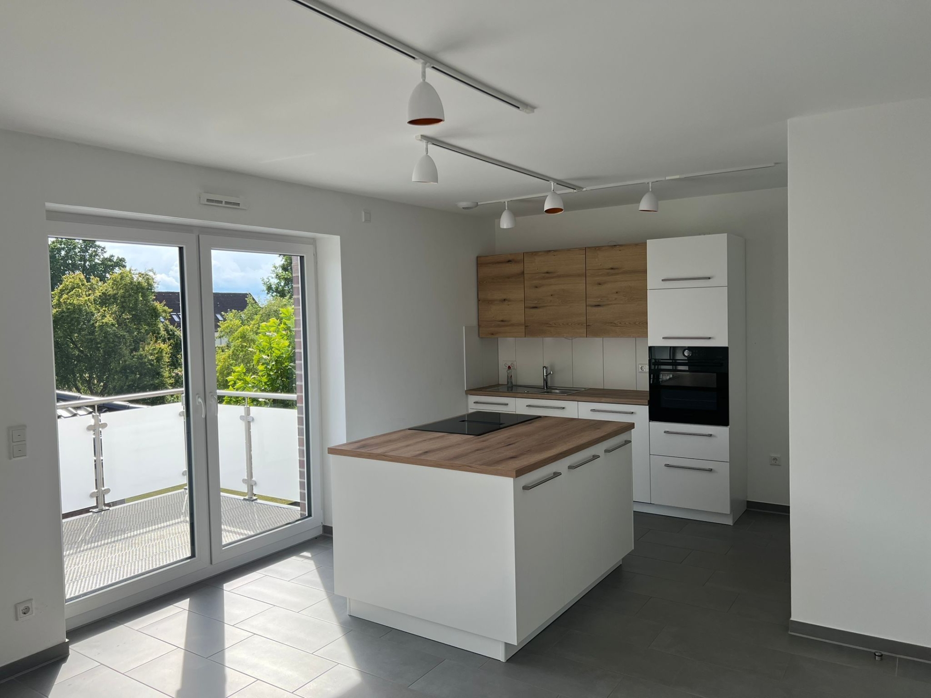 Moderne Wohnküche mit Balkon